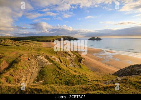 Holywell Beach an der Nordküste von Cornwall an einem Abend Mitte Juni von der Klippe gefangen genommen. Stockfoto