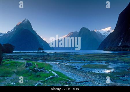 Die Lion Peak reflektiert Milford Sound im Fiordland Nationalpark auf der Südinsel Stockfoto