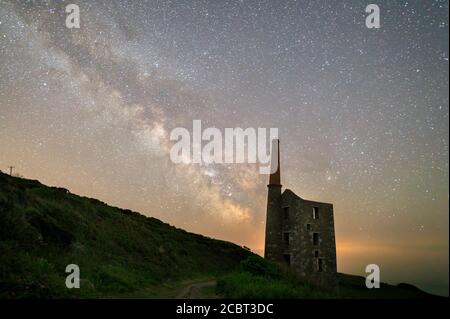 Die Milchstraße über das Wheal Prosper Engine House in Rinsey in Cornwall. Stockfoto