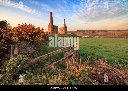 Wheal Unity Wood Engine Houses in Wheal Bush in Cornwall, aufgenommen bei Sonnenaufgang vom Eingang des ehemaligen Industriestandortes. Stockfoto