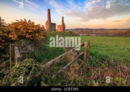 Wheal Unity Wood Engine Houses in Wheal Bush in Cornwall, aufgenommen bei Sonnenaufgang vom Eingang des ehemaligen Industriestandortes. Stockfoto