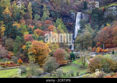 Pistyll Rhaeadr ein 240 Fuß Wasserfall in Powys, der als eines der Sieben Wunder von Wales eingestuft wird. Das Bild wurde mit einem hohen Vorteil aufgenommen Stockfoto