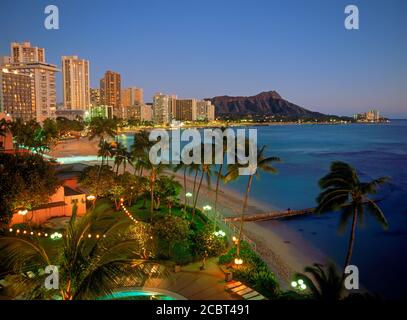 Waikiki Beach und Diamond Head mit Strandhotels und Pink Sheraton Hotel in der Abenddämmerung auf Oahu Island Hawaii Stockfoto