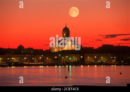 Senatsplatz Kathedrale über Süd-Hafen mit Yachten unter Vollmond Helsinki Finnland Stockfoto