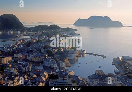 Übersicht über Ålesund im Morgengrauen auf norwegischen Küste Stockfoto