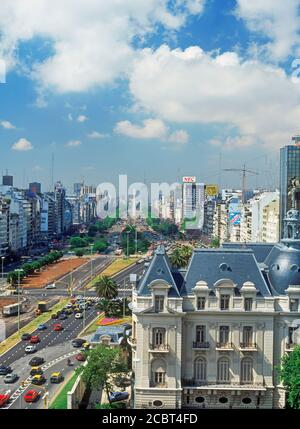 Übersicht des Verkehrs auf Avenida Nueve de Julio in Buenos Aires. Argentinien Stockfoto