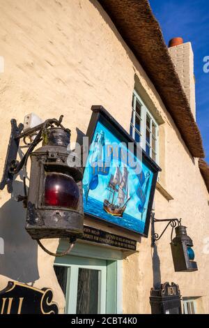 Ein Schild über den Haupteingang in das Pandora Inn am Restronguet Creek in der Nähe von Mylor in Cornwall. Stockfoto