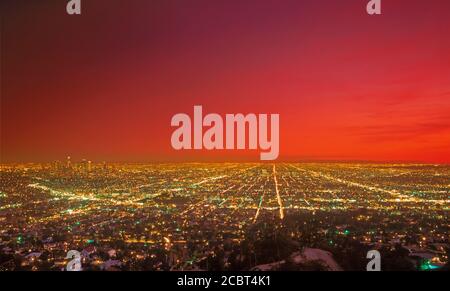 Los Angeles Civic Center und City Lights in der Abenddämmerung von Griffith Park Observatory Stockfoto