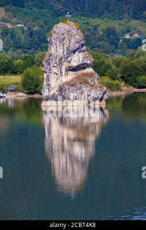 Piatra Teiului natürlichen Kalkstein im Wasser. Lake Bicaz, Rumänien und einsamen Stein Stockfoto