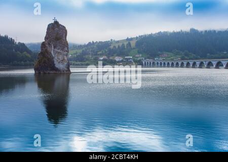 Piatra Teiului natürlichen Kalkstein im Wasser. Lake Bicaz, Rumänien und einsamen Stein Stockfoto