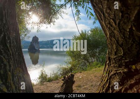 Piatra Teiului natürlichen Kalkstein im Wasser. Lake Bicaz, Rumänien und einsamen Stein Stockfoto