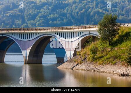 Bicaz See und Poiana Teiului Viadukt in Rumänien Stockfoto