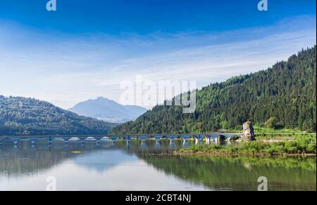 see und Viadukt in Rumänien. Ceahlau Berg und Bicaz See Stockfoto