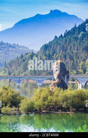 Piatra Teiului natürlichen Kalkstein im Wasser. Lake Bicaz, Rumänien und einsamen Stein Stockfoto