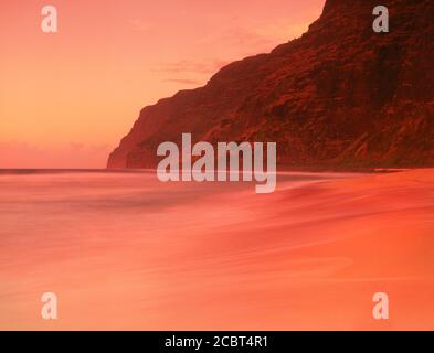 Wellen waschen über dem Strand bei Polihale auf der Insel Kauai In Hawaii im Sonnenuntergang Licht Stockfoto