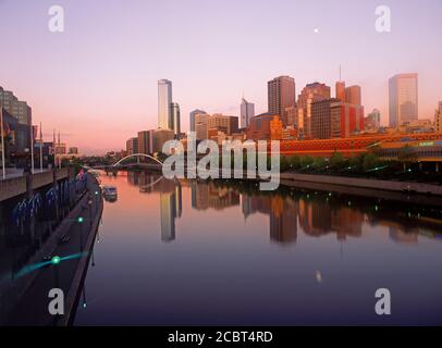 Central Business District reflektiert Yarra River in Melbourne bei Sonnenaufgang Stockfoto