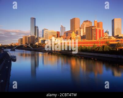 Central Business District reflektiert Yarra River in Melbourne bei Sonnenaufgang Stockfoto