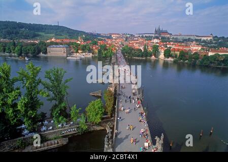 Überblick über die Menschen, die die Karlsbrücke über die Moldau überqueren Prag Stockfoto