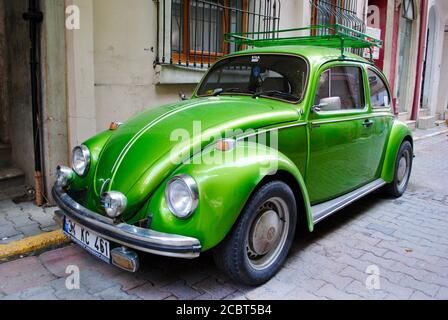 Ein grün glänzender Klassiker Volkswagen Beetle auf einer alten Straße in Istanbul geparkt. Stockfoto