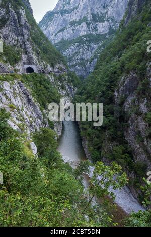 Die Schlucht des Flusses Moraca Platije ist eine der malerischsten Schluchten Montenegros. Sommer Berg Abenddämmerung Reise und Natur Beauty-Szene. Stockfoto