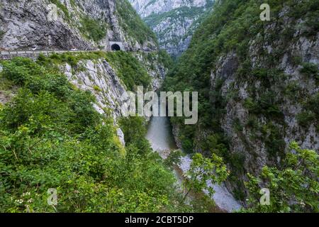 Die Schlucht des Flusses Moraca Platije ist eine der malerischsten Schluchten Montenegros. Sommer Berg Abenddämmerung Reise und Natur Beauty-Szene. Zeichen und c Stockfoto