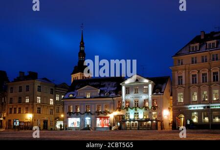 Tallinn, Estland: Alte Gebäude am Rathausplatz oder am Raekoja platz, Tallinn bei Nacht mit St. Nikolaus Kirche dahinter. Stockfoto