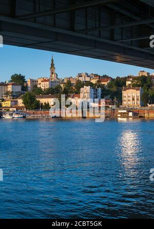 Schöne Sommeransicht des historischen Zentrums von Belgrad vom Ufer des Flusses Sava in der Nähe Branko Brücke (Brankov Most), Serbien. Menschen und Schilder Stockfoto