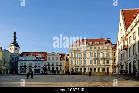 Tallinn, Estland: Bunte alte Gebäude am Rathausplatz oder am Raekoja platz mit der St. Nikolaus Kirche dahinter. In der Nähe des Rathauses. Stockfoto