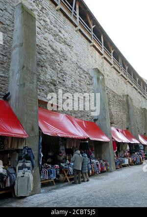 Ein alter Markt, der in die Stadtmauern von Tallinn, Estland, eingegliedert ist. Die Leute kaufen auf dem Markt in der Altstadt von Tallinn ein. Stockfoto