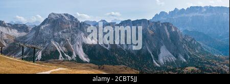 Malerische Herbstalpen Bergszene. Blick vom berühmten italienischen Dolomiten Seceda Felsen, Sass Rigais, Sudtirol, Italien. Stockfoto