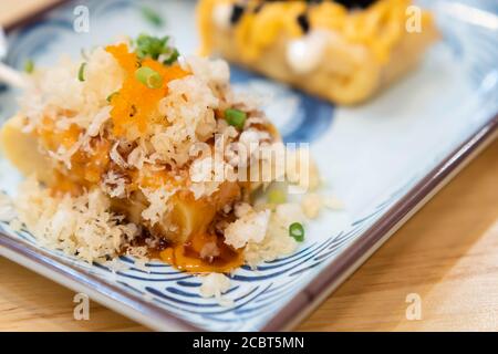 Tamagoyaki, japanisches süßes Omelett, selektiver Fokus. Nahaufnahme der japanischen Küche, Sushi-Set mit Ei, Tamagoyaki, Nigirizu . Stockfoto
