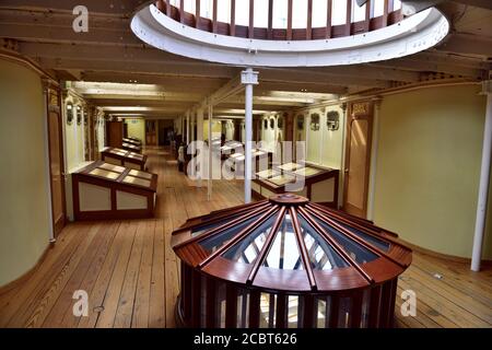 Erstklassiges Passagierpromenadendeck im historischen dampfbetriebenen Ozeandampfer SS Great Britain, in Bristol, Großbritannien. Innen war das Licht besser als die Steerage Stockfoto