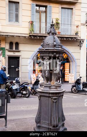 Große gusseiserne Skulpturen sind Wasserfontänen, die von Sir Richard Wallace entworfen und von Charles-Auguste Lebourg, Barcelona, Spanien, geschaffen wurden. Stockfoto