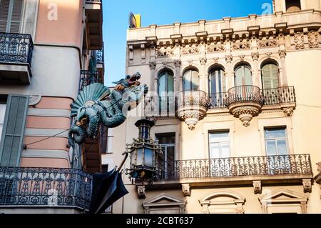 In der Fußgängerzone La Rambla in Barcelona befindet sich ein orientalischer Drache mit einer Laterne, einst ein Regenschirmhaus in Spanien. Stockfoto