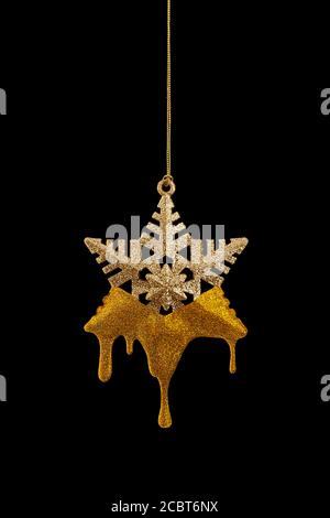 Goldene Weihnachtsstern und fallende Farbe isoliert auf schwarzem Hintergrund. Stockfoto