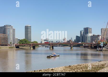 Vauxhall Bridge und Themse von St George Wharf Vauxhall, London Borough of Lambeth, Greater London, England, Vereinigtes Königreich Stockfoto