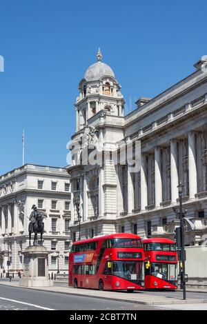 Doppeldeckerbusse vor dem Old war Office Building, Whitehall, City of Westminster, Greater London, England, Vereinigtes Königreich Stockfoto