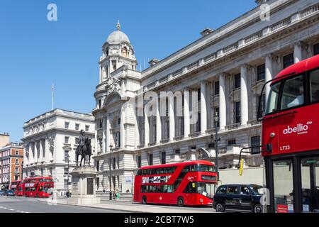 Doppeldeckerbusse vor dem Old war Office Building, Whitehall, City of Westminster, Greater London, England, Vereinigtes Königreich Stockfoto