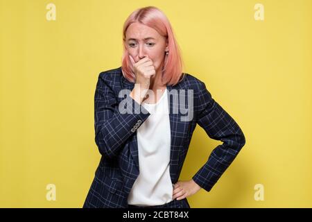 Verzweifelte Frau in Verzweiflung, hat Versagen im Leben, deckt den Mund, drückt negative Emotionen. Stockfoto