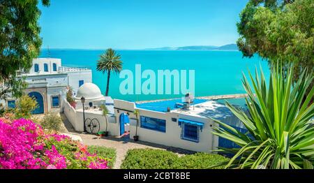 Panoramalandschaft mit typischen weiß-blauen Häusern und schöner Aussicht auf das Meer. Sidi Bou Said, Tunesien, Nordafrika Stockfoto