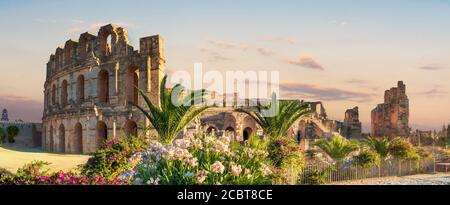Panoramablick auf antike Ruinen römisches Amphitheater in El Djem. Tunesien, Nordafrika Stockfoto