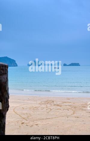 Ha Long Bay von Cat Ba, Vietnam. Friedliche und entspannende Aussicht vom Cat Ba Aussichtspunkt. Herz auf dem Sand entworfen. Stockfoto