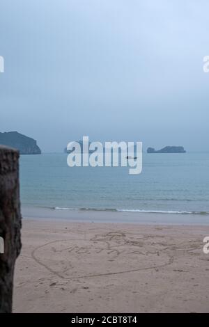 Ha Long Bay von Cat Ba, Vietnam. Friedliche und entspannende Aussicht vom Cat Ba Aussichtspunkt. Herz auf dem Sand entworfen. Stockfoto