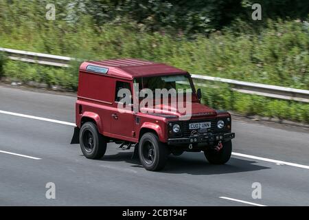 2007 Land Rover Defender 90 County HT Rot LCV Hardtop Van Diesel Fahren auf der Autobahn M6 bei Preston in Lancashire, Großbritannien. Stockfoto