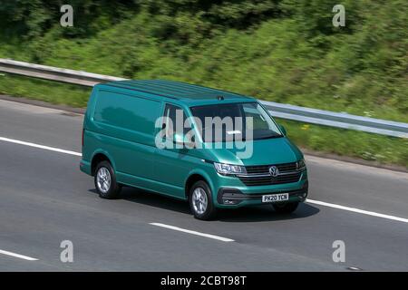 A 2020 Volkswagen Transporter T28 Highline Green LCV Panel Van Diesel Fahren auf der Autobahn M6 in der Nähe von Preston in Lancashire, Großbritannien. Stockfoto