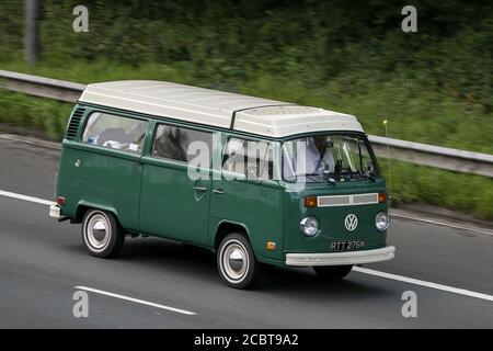 1974 VW Caravans Reisemobile, Wohnmobil auf britischen Straßen, Wohnmobil, Familienurlaub auf der Autobahn M6 Preston in Lancashire, Großbritannien. Stockfoto