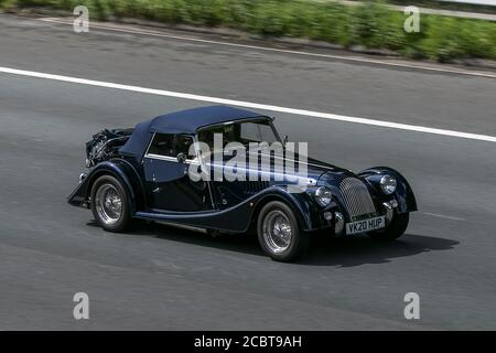 2020 Blue Morgan Plus Four mit neuem 2.0-Liter-Vierzylinder-BMW-Turbomotor auf der M6 bei Preston in Lancashire, U Stockfoto