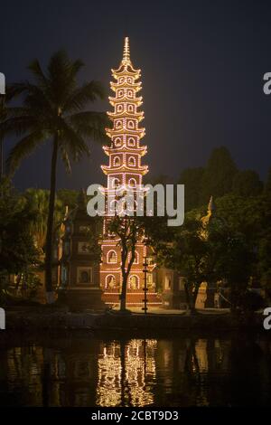 Tran Quoc Pagode (Chua Tran Quoc), Turm. Hanoi. Vietnam.Nachtansicht. Vertikale Aufnahme, Nacht. Stockfoto