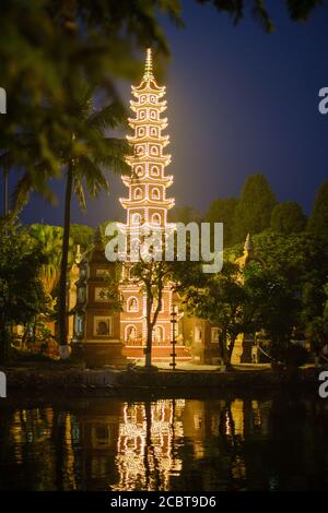 Tran Quoc Pagode (Chua Tran Quoc), Turm. Hanoi. Vietnam.Nachtansicht. Vertikale Aufnahme, Nacht. Stockfoto