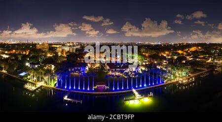 Luxus Miami Beach Villen Neonlichter in der Nacht Stockfoto